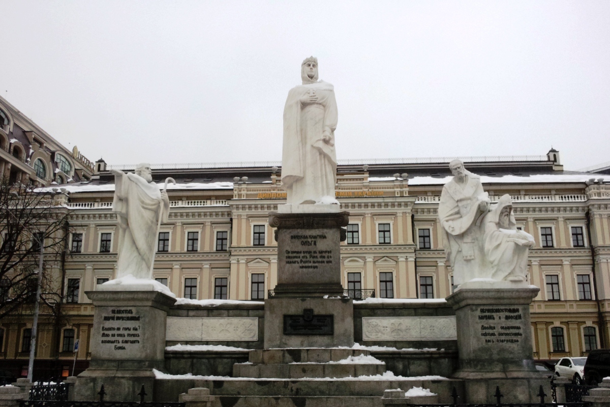 Статуя, на которой возвышается княгиня Ольга